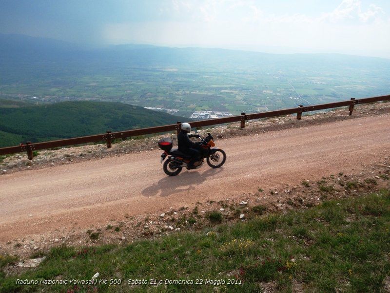 P5210790.JPG - Ed ecco il panorama mozzafiato del Monte Subasio che spazia dal Monte Amiata, Monte Cetona, Assisi, Perugia, il Lago Trasimeno e chi più ne ha più ne metta...