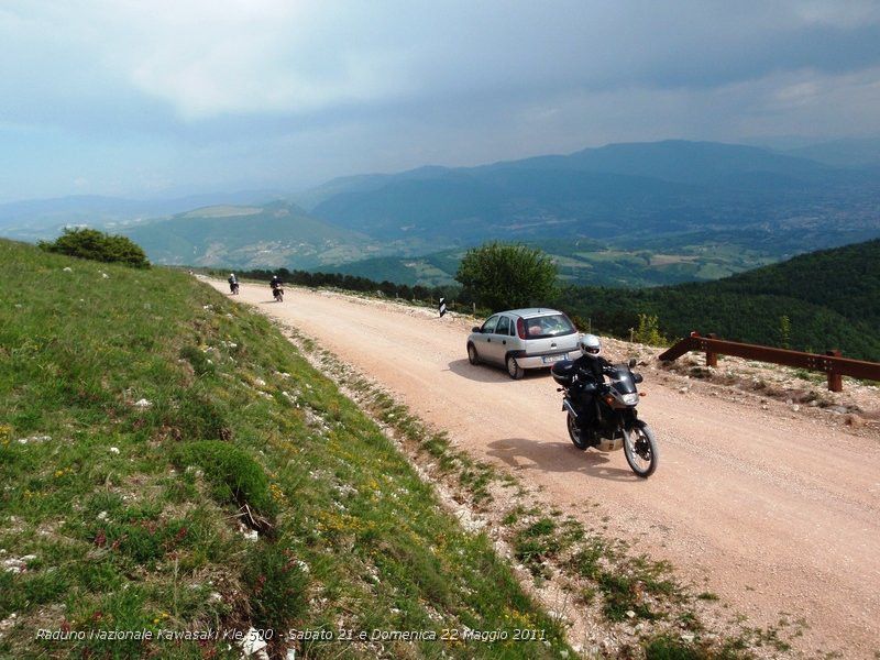 P5210795.JPG - Ed ecco il panorama mozzafiato del Monte Subasio che spazia dal Monte Amiata, Monte Cetona, Assisi, Perugia, il Lago Trasimeno e chi più ne ha più ne metta...