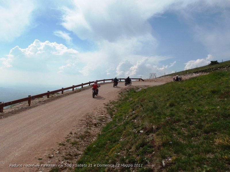 P5210797.JPG - Ed ecco il panorama mozzafiato del Monte Subasio che spazia dal Monte Amiata, Monte Cetona, Assisi, Perugia, il Lago Trasimeno e chi più ne ha più ne metta...