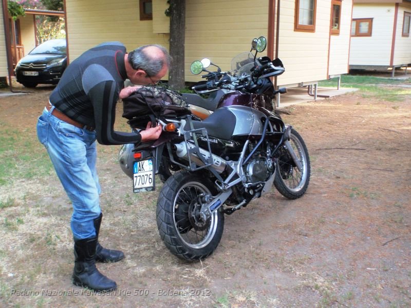 P6300272.JPG - Pian pianino si preparano le Moto per la partenza del Tour, qua vedete il grande Orpeste che prepara la sua Pestiferosa..