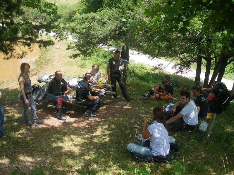 P6300381.JPG - Una volta presi i Panini nel Paese di Montevitozzo si pranza nel Laghetto di Fonte Grande...poco distante dalla Roccaccia..