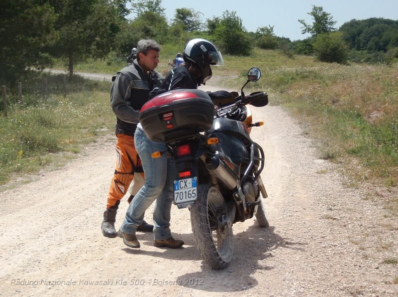 P6300391.JPG - ...Ecco Pino che, dopo avergli portato la sua Kle sul suolo in piano, spiega alla Signorina Rosanna come salire sulla Moto: "Si, a Rosa', devi alzare la zampa destra.. su, un piccolo sforzo..." Eheheh :-)