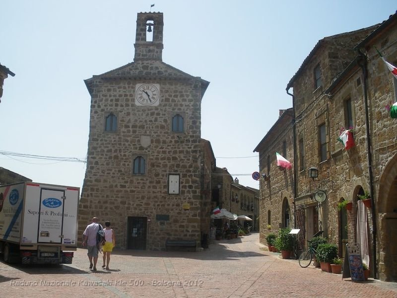 P6300407.JPG - Sovana è una frazione del comune di Sorano (provincia di Grosseto), rispetto a cui si trova a sud-ovest ad una distanza stradale di 7,5 km, quasi al confine con il Lazio. È conosciuta come importante centro etrusco, borgo medievale e rinascimentale, nonché sede episcopale....