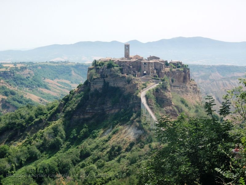 P7010573.JPG - Civita venne fondata 2500 anni fa dagli Etruschi. Sorge su una delle più antiche vie d'Italia, congiungente il Tevere (allora grande via di navigazione dell'Italia Centrale) e il lago di Bolsena.