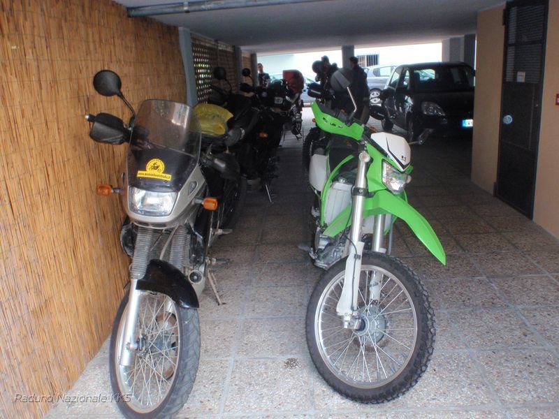 14.JPG - Posteggiamo le moto all'interno dell'albergo.