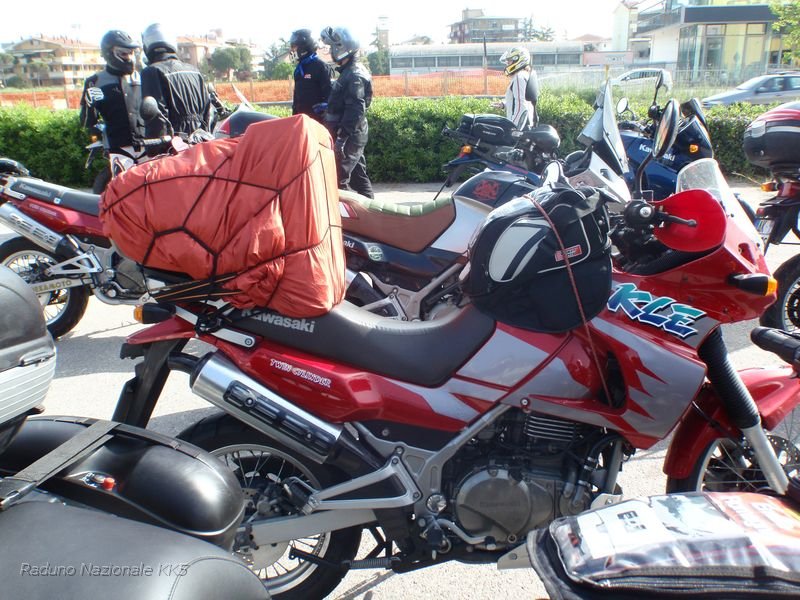 216.JPG - Ora ditemi voi se siamo normali: questo pazzo scatenato parte da Monaca di Baviera, in Germania, e arriva a Rimini venerdì sera dopo 700km, beh, il sabato fa il Tour e poi riparte, il sabato stesso, verso la località di partenza, ossia altri 700 km dopo quelli del Tour... della serie, se non sono pazzi non ce li vogliamo !! :-)