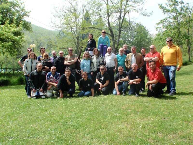 628.JPG - Splendida foto di gruppo, dietro di noi il Lago Andreuccio.  In un’oasi  di serenità immersa nel verde di querce, frassini, carpini e salici è ubicato il lago di Andreuccio così chiamato perché secondo una romantica leggenda vi trovò la morte, nell’anno 1300, il pastorello  Andreuccio, ucciso dai militi del principe Evaristo della cui figlia, Elisabetta, si era invaghito. La principessa, lo cercò e lo chiamò invano per giorni finchè  non trovò la morte nello stesso lago.