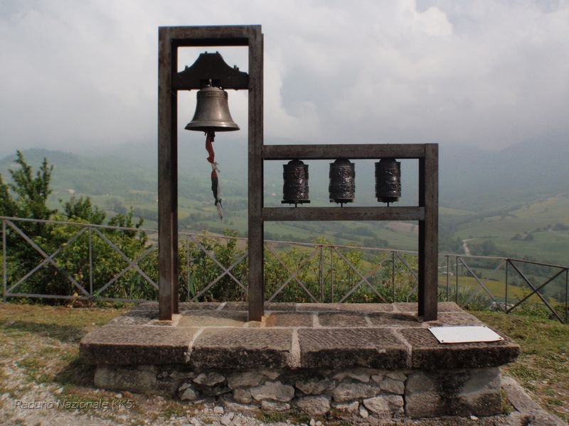 836.JPG - La Campana di Lhasa: sabato 30 luglio 2005, Sua Santità il Dalai Lama nella sua seconda visita, ha inaugurato il monumento della Campana di Lhasa per ricordare il grande missionario cappuccino fra' Orazio da Pennabilli....