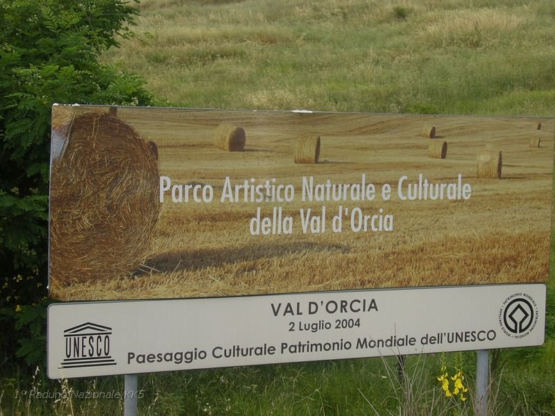 103.JPG - Prima di arrivare a Radicofani ci fermiamo proprio nel cuore della val d'Orcia..