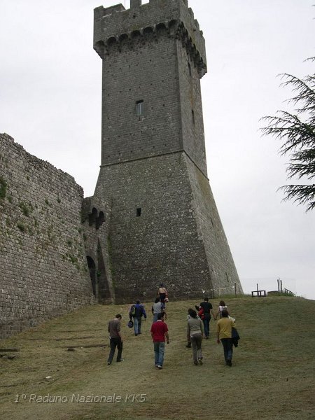 238.JPG - La possente Rocca o Fortezza di Radicofani sorge all'estremità meridionale della Val D'Orcia, su un collina stretta fra il Monte Amiata e il confine con Umbria e Lazio. Si raggiunge facilmente seguendo una deviazione della SS.2 Cassia. Radicofani è nella lista 'World Heritage Site' dell'UNESCO come parte del 'Parco Artistico Naturale e Culturale della Val d'Orcia' e 'Bandiera Arancione' del Touring Club Italiano.