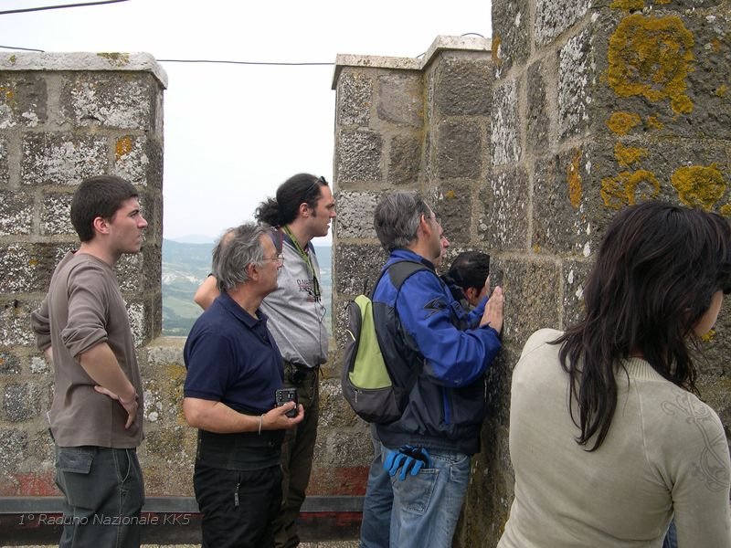 253.JPG -  La fortezza fu in seguito ampliata verso nord, essendo il lato sud già naturalmente protetto da una forte scarpata, ma di queste mura non restano grandi tracce, ad eccezione dei bastioni  d'angolo al fianco di uno dei quali si apre l'antica porta d'accesso.