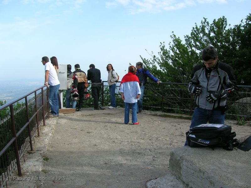 463.JPG - Con cielo terso e ventoso si può osservare la quasi totalità degli Appennini: il Massiccio del Gran Sasso d'Italia (Abruzzo), poi da Sud verso Nord, il monte Terminillo (Lazio), i monti Sibillini (Marche/Umbria), il Massiccio del monte Catria (Appennino umbro-marchigiano), il monte Falterona dell'Appennino Tosco-Romagnolo, il monte Cimone dell'Appennino Tosco-Emiliano, l'Alto Appennino parmense e parte dell'Appennino Ligure.