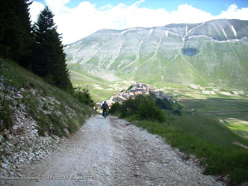 DSCN5951.JPG - Peppe scende verso Castelluccio