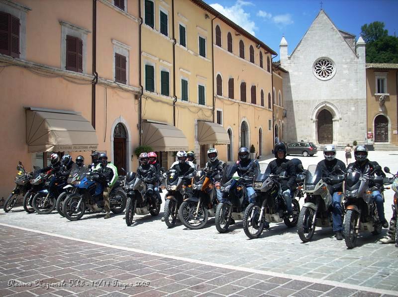 DSCN5958.JPG - Foto davanti alla chiesa di Visso