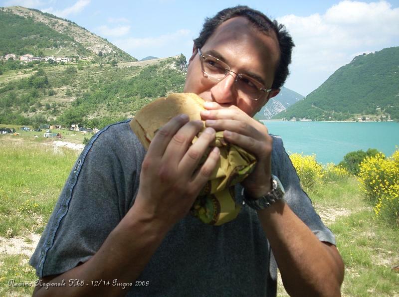 DSCN5988.JPG - Ecco Francesco che se magna un panino...